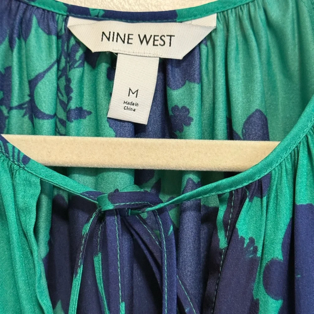 Nine West Green and navy Floral blouse with tiny neck ,short sleeve. M - Picture 4 of 6